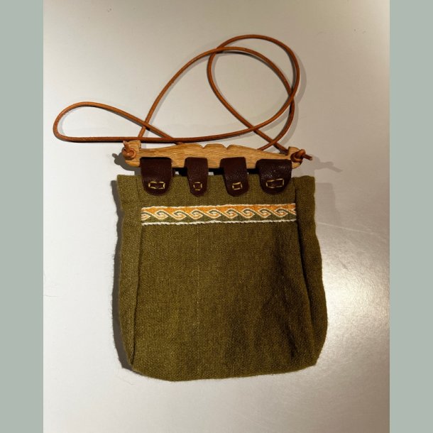 Hedeby taske i plantefarvet, grn uld med brikbnd og foer